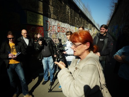 Stadtteilmanagerin Elke Koch in der Diskussion - Foto Remestvenskyy