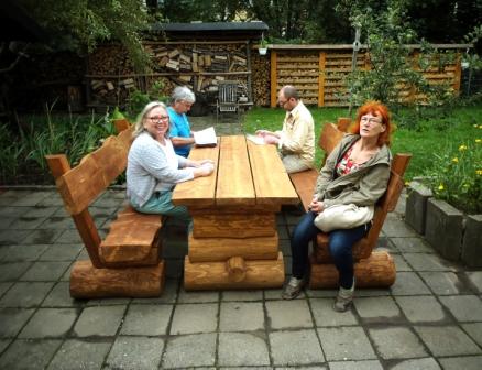 Die Jury aus Rotraud Richter, Klaus Köbbert und Peter Frank Dippold (von links) im Garten von Max Zellmer, dem Preisträger des 3. Platzes.