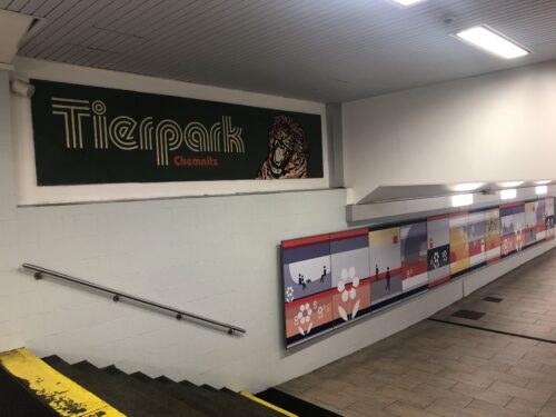 bunte Tafeln im Tunnel